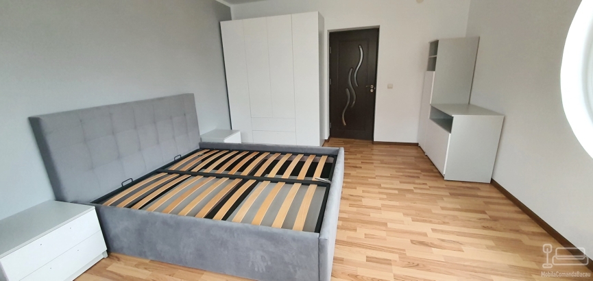 Dormitor matrimonial la comandă: pat tapițat cu somieră rabatabilă, dulap și corpuri feronerie Blum