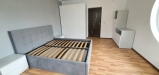 Dormitor matrimonial la comandă: pat tapițat cu somieră rabatabilă, dulap și corpuri feronerie Blum