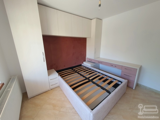 Dormitor matrimonial cu pat 200×180 și ansamblu de dulapuri în jurul patului