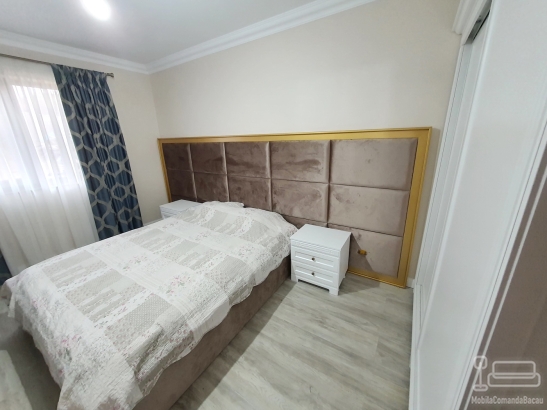 Mobilier dormitor cu pat tapițat 200×160, noptiere MDF vopsit și ramă aurie decorativă