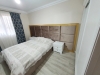 Mobilier dormitor cu pat tapițat 200×160, noptiere MDF vopsit și ramă aurie decorativă