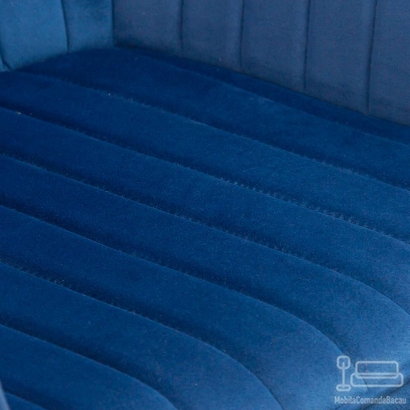 Scaun living din catifea cu picioare metalice negre BUC 259 albastru