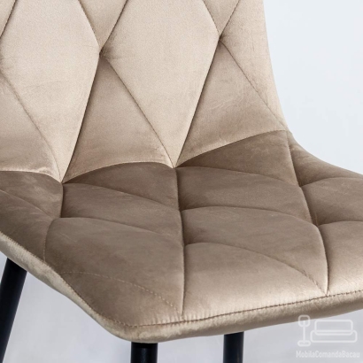 Scaun living din catifea cu cadru metalic BUC 210 bej