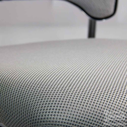 Scaun vizitatori gri deschis din mesh cu cadru metalic tip sanie, stabil HRC 613F