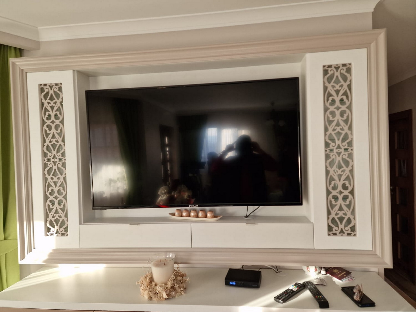 Mobila de living din lemn si MDF