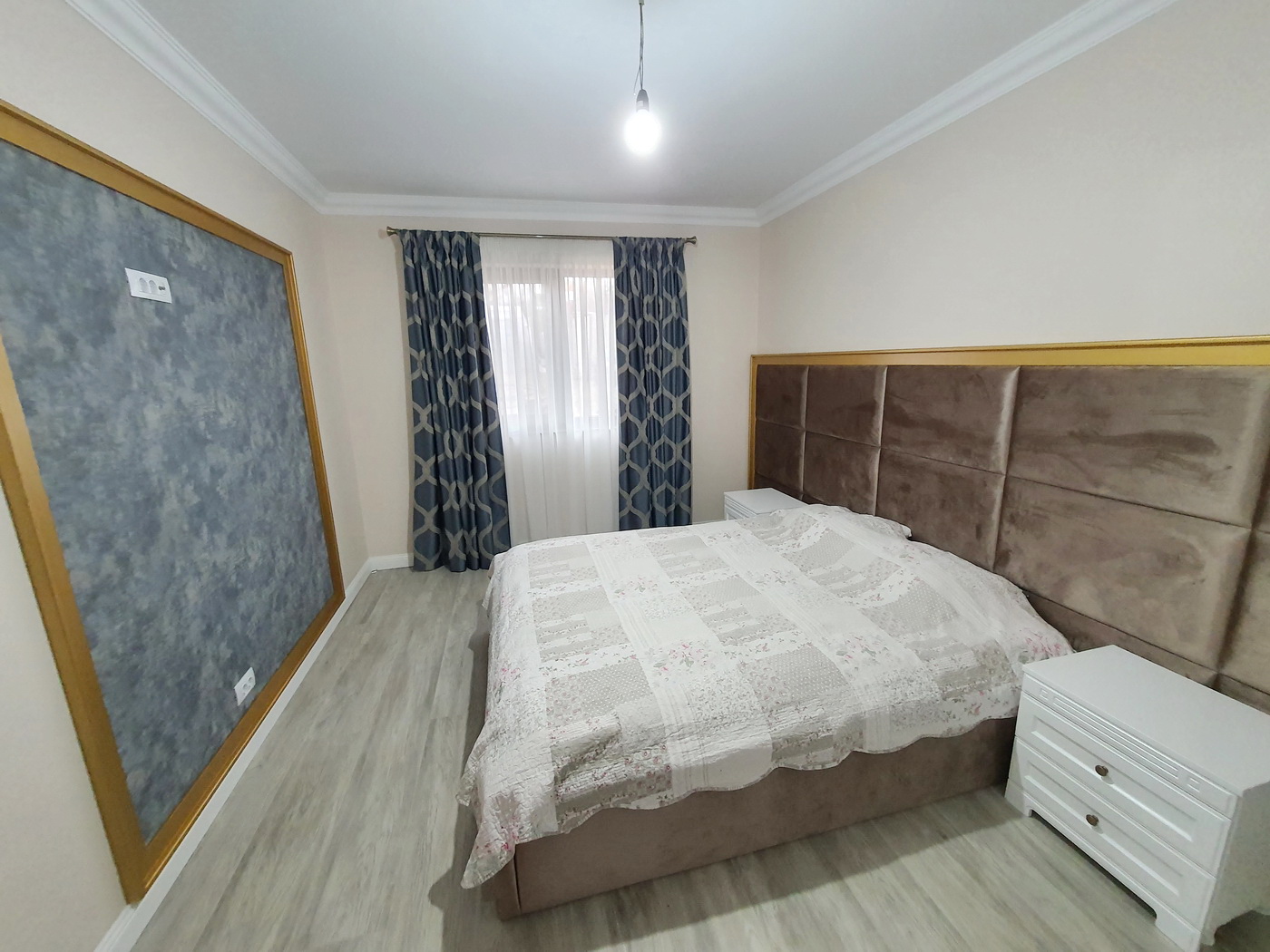 Mobilier dormitor cu pat tapițat 200×160, noptiere MDF vopsit și ramă aurie decorativă