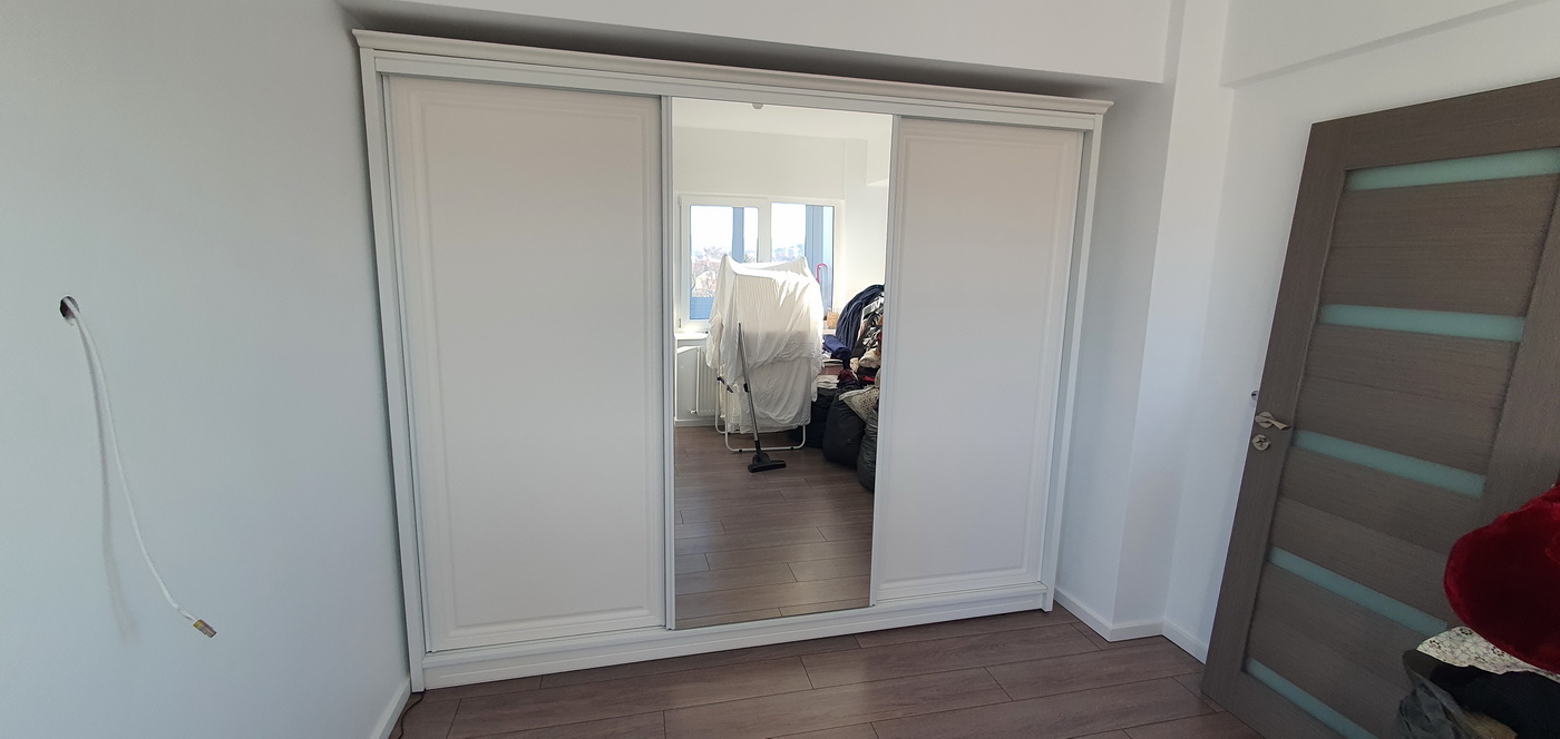 Dressing din MDF vopsit cu uși glisante și bară LED – 2800 mm