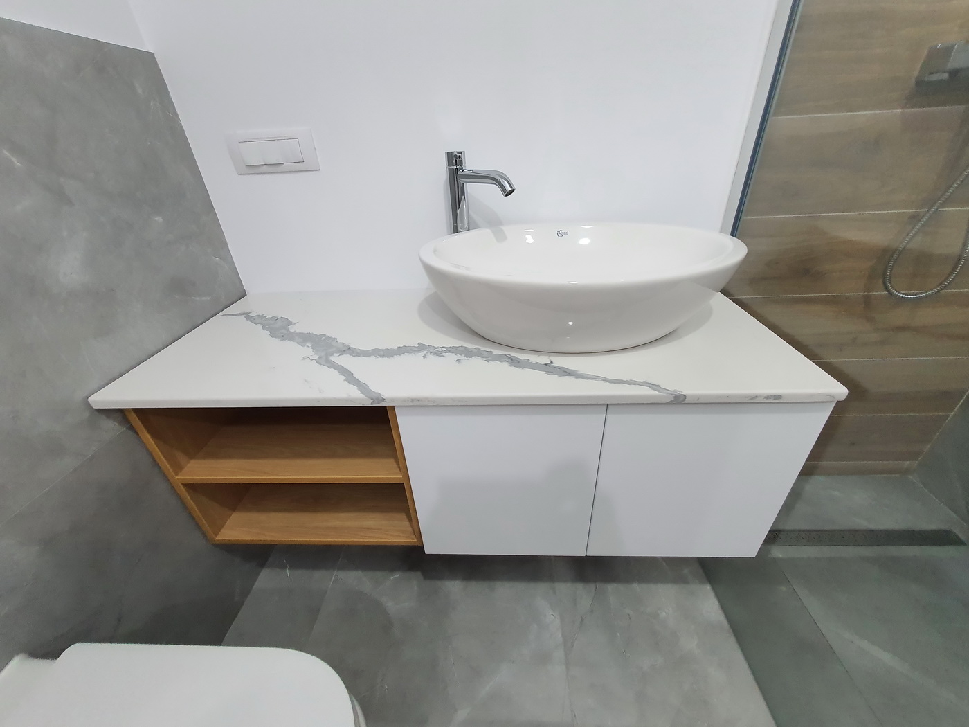 Mobilier baie din MDF cu blat din quartz și feronerie Blum – Bacău
