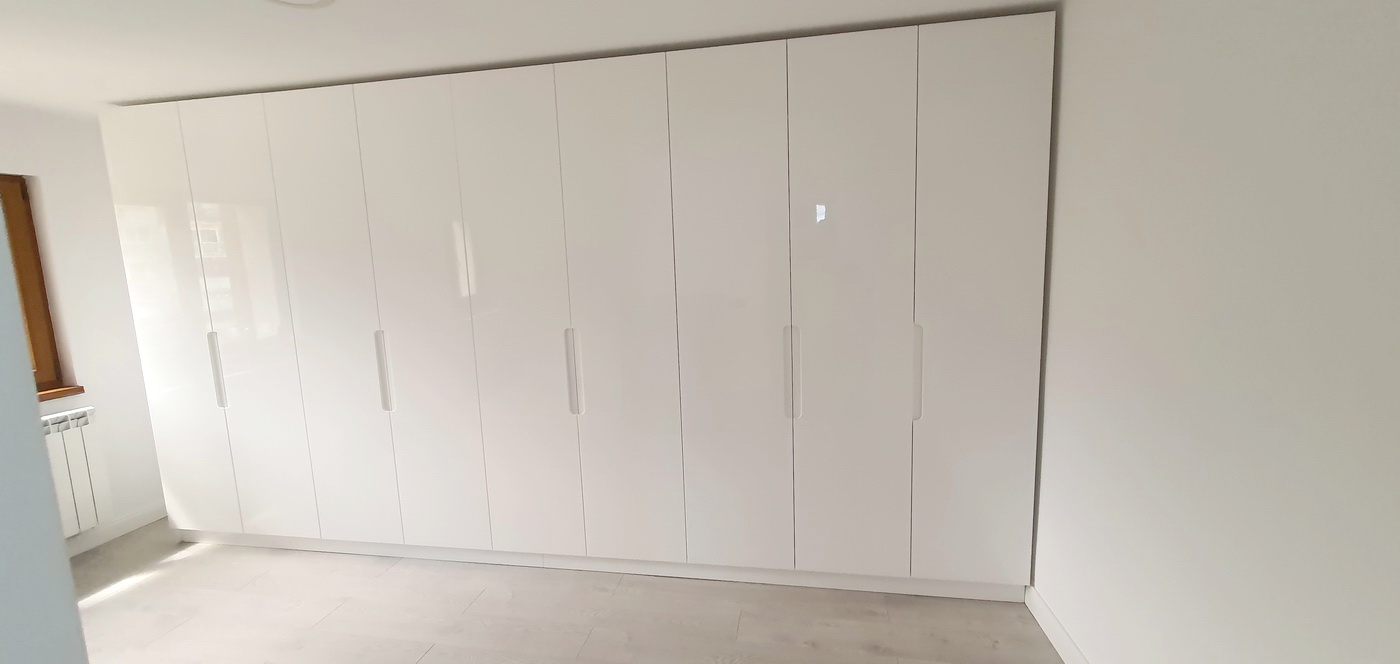 Mobilier cameră dressing din MDF vopsit lucios, cu iluminare integrată și feronerie Blum