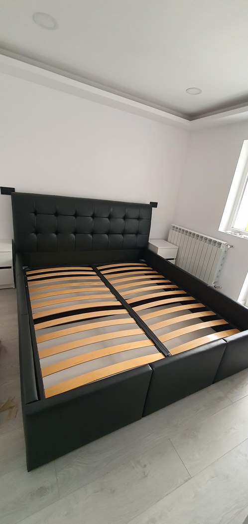 Mobilier de dormitor din PAL cu pat tapițat și comodă cu profile Gola negre