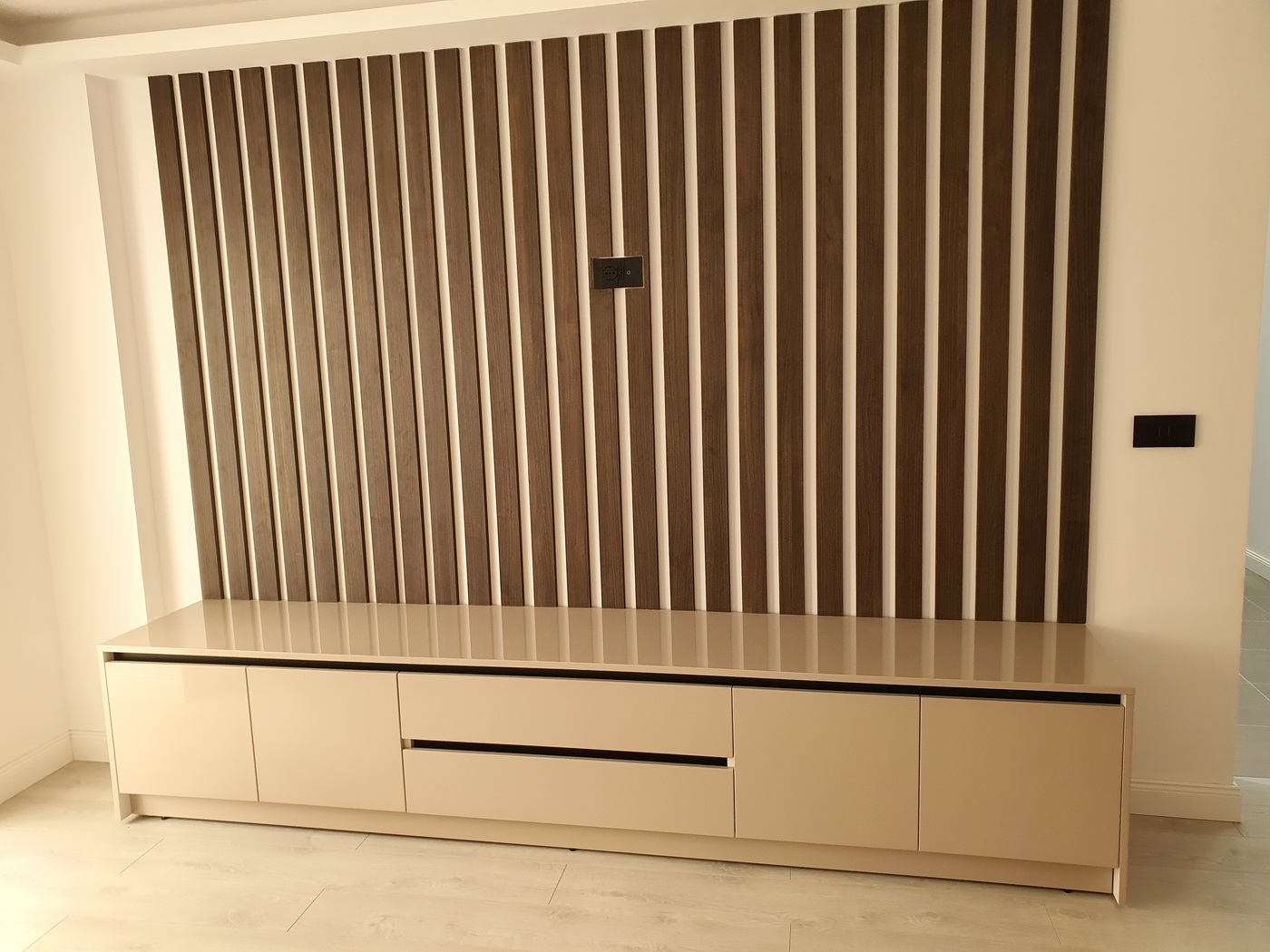 Mobilier de living din MDF vopsit, cu riflaje decorative și feronerie Blum cu amortizare