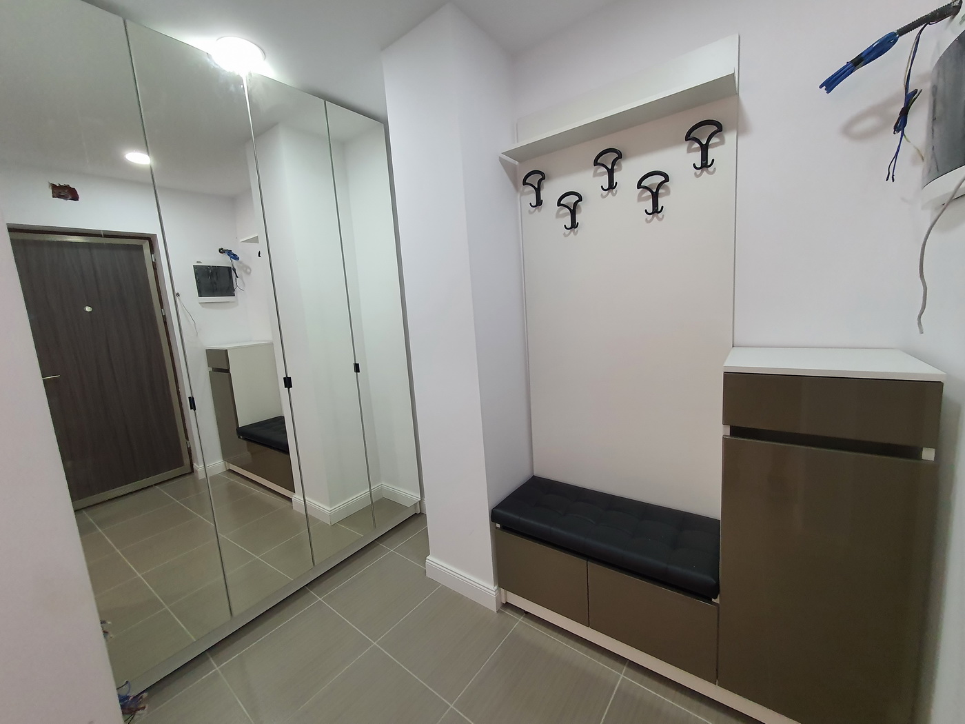 Mobilier de hol din PAL și MDF vopsit, cu oglinzi pe uși și profile Gola negre