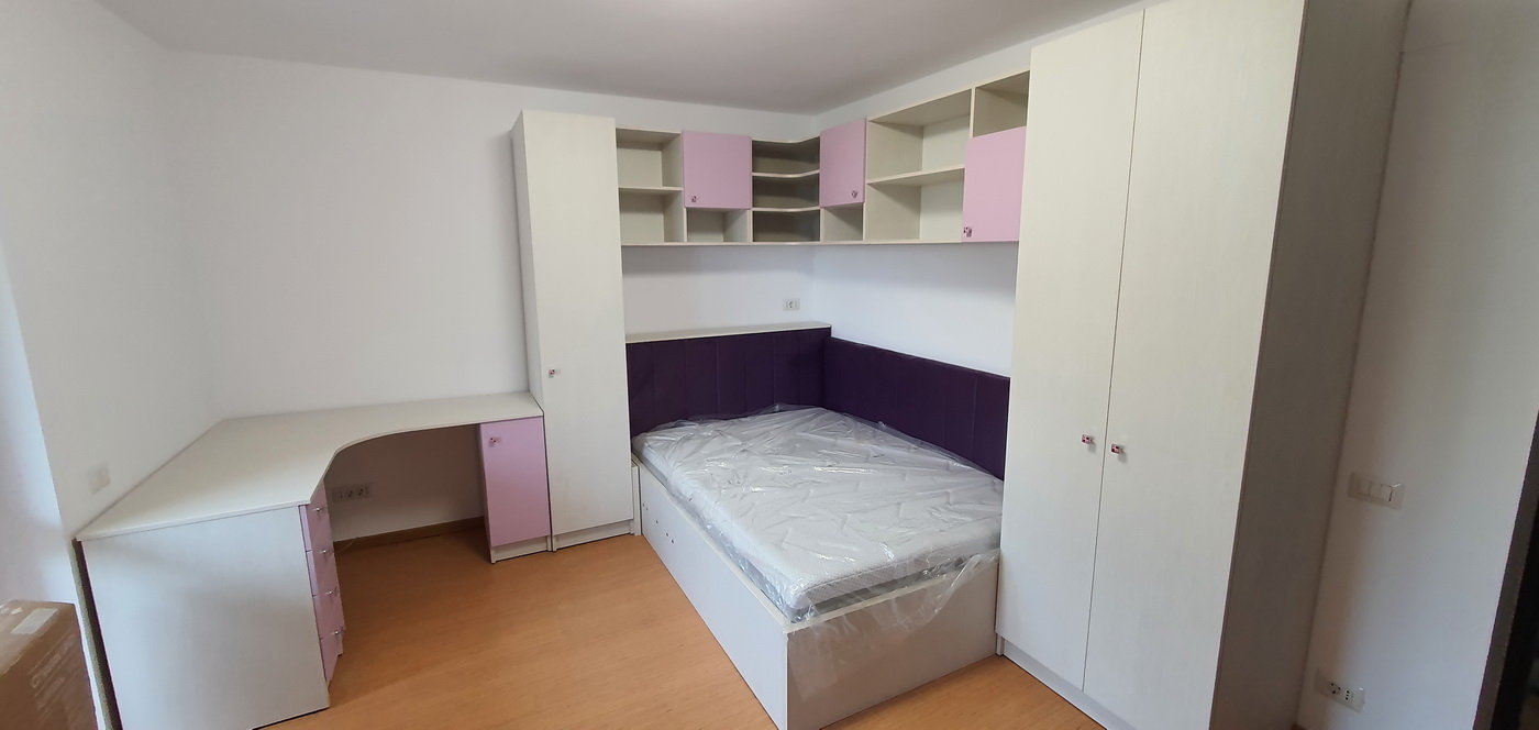 Mobilier dormitor copil la comandă – pat cu somieră rabatabilă, birou pe colț și corpuri modulare