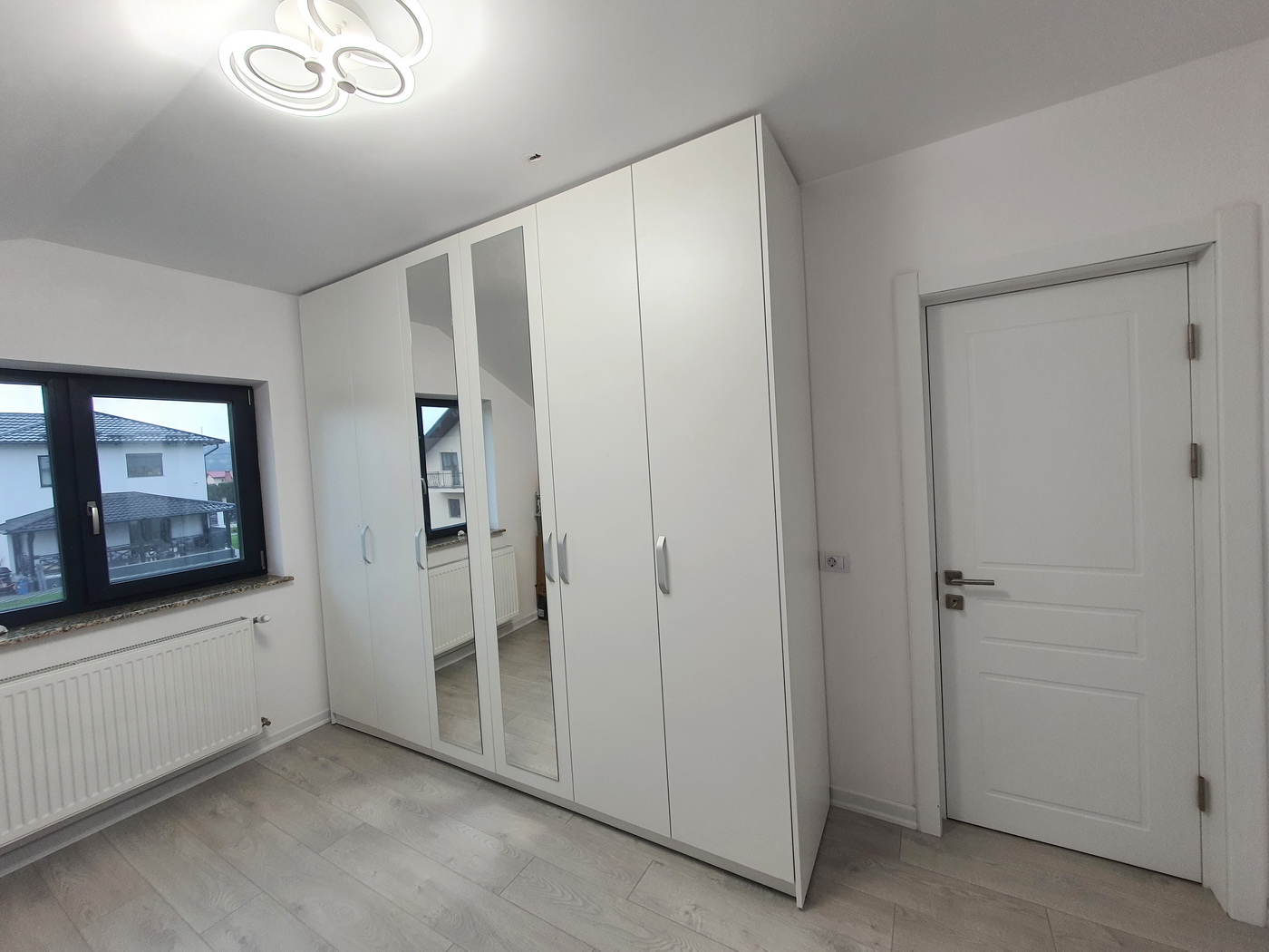 Cameră dressing din PAL melaminat alb, cu uși oglindă și compartimentare inteligentă
