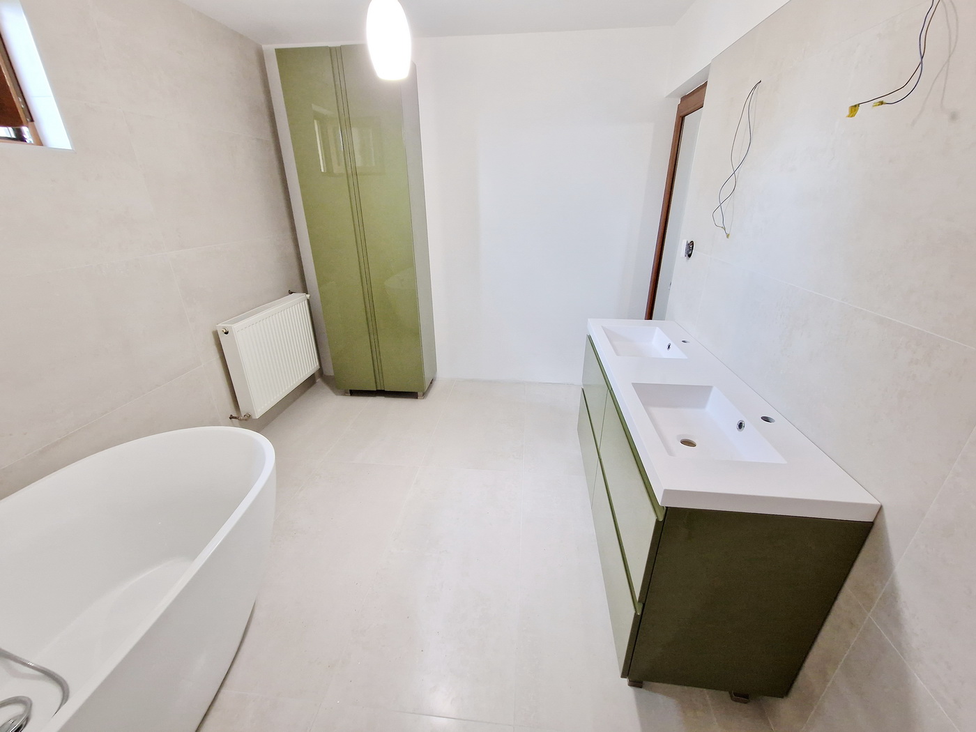 Mobilier baie din MDF vopsit lucios – corp dublu pentru chiuvete și soldat înalt