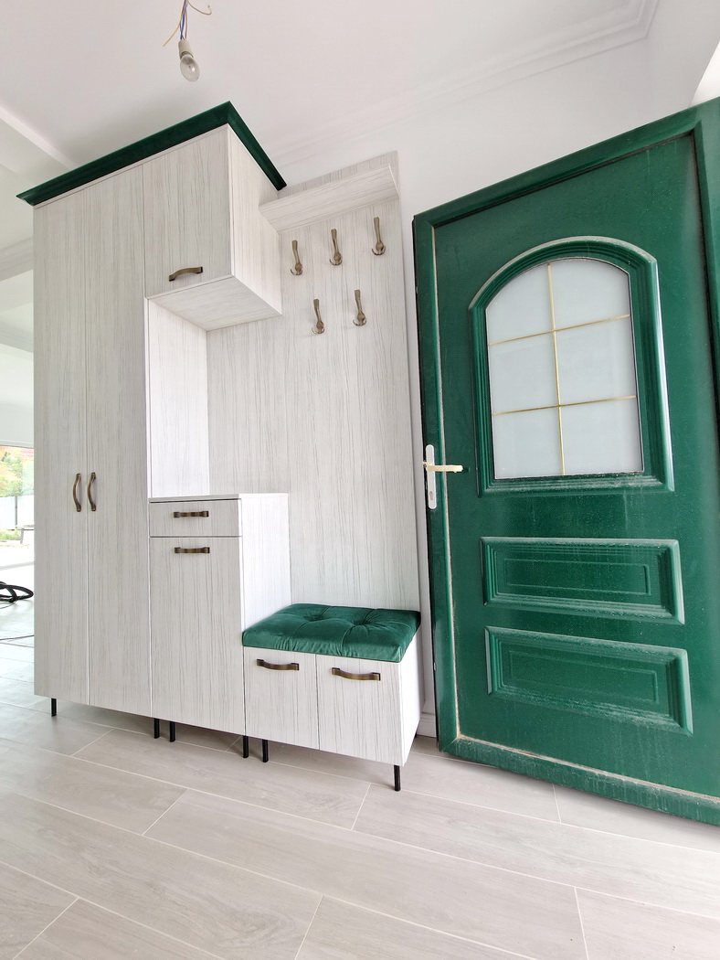 Mobilier hol din PAL melaminat cu cornișă MDF verde și feronerie Blum – 1800 mm, Bacău