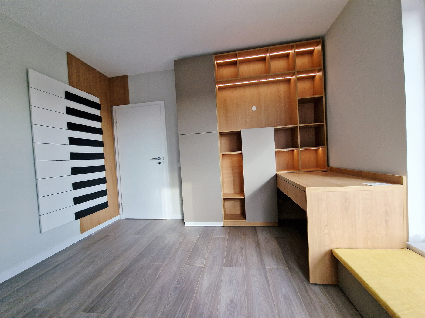 Ansamblu mobilier dormitor cu pat rabatabil vertical și „corp tip pian” – Iași