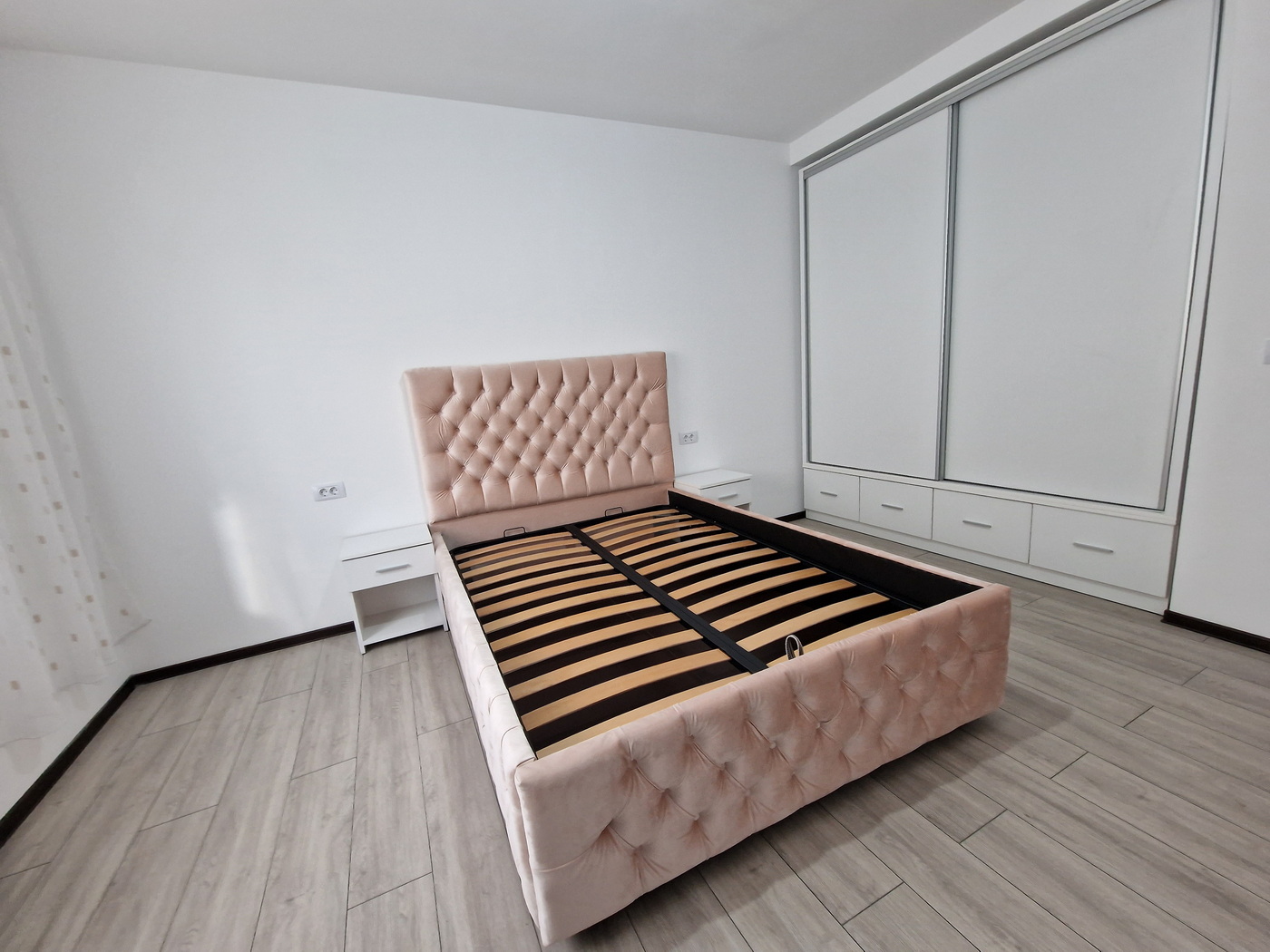Mobilier dormitor: pat tapițat cu somieră rabatabilă și dressing cu uși glisante