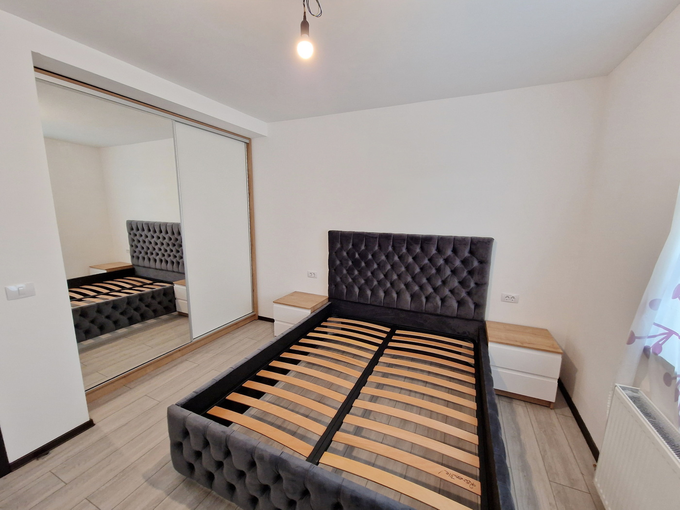 Mobilier dormitor cu pat tapițat și dressing cu uși glisante – Bacău