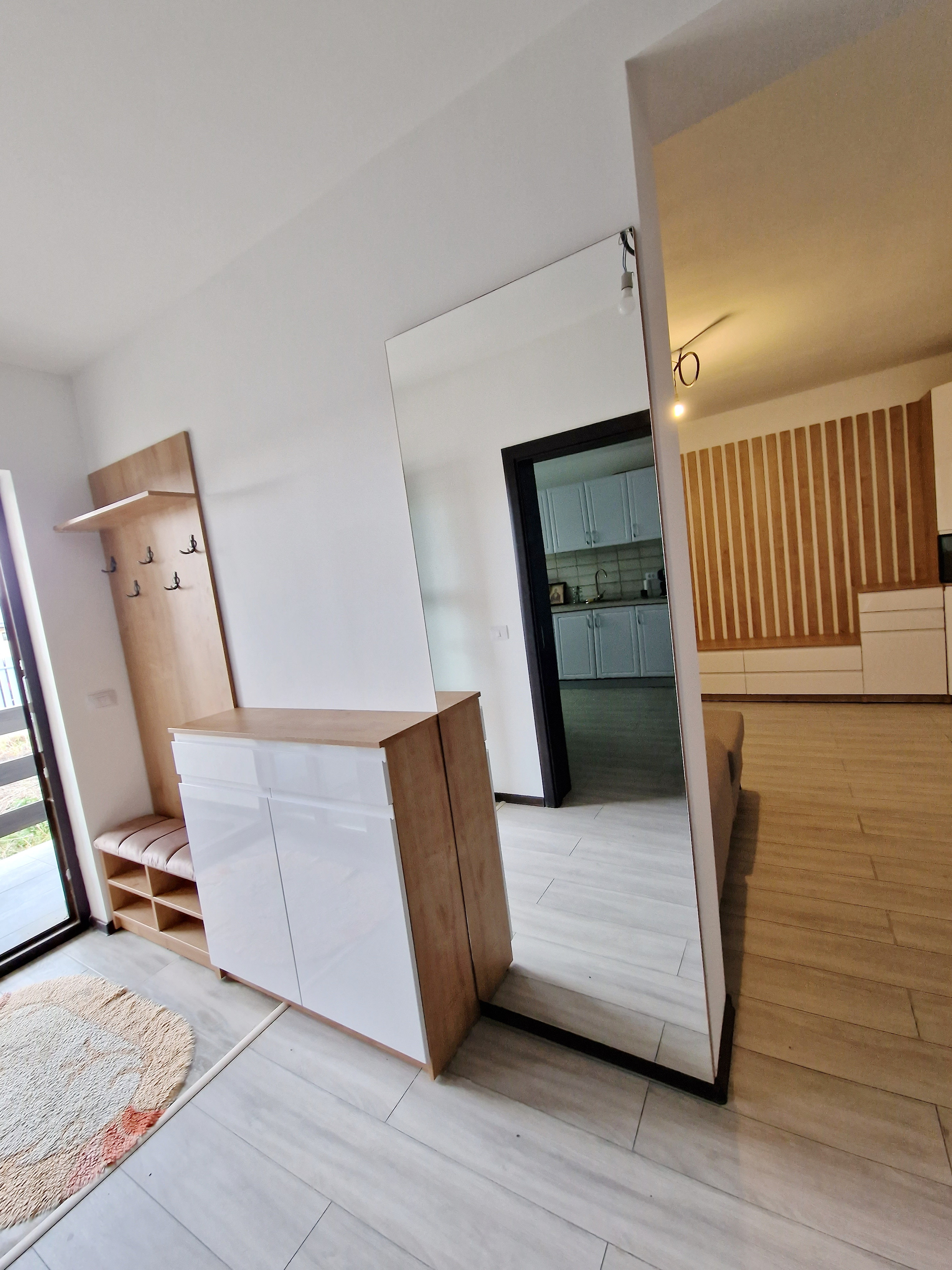Mobilier hol din MDF vopsit lucios – 2,5 m, cu feronerie Blum soft-close