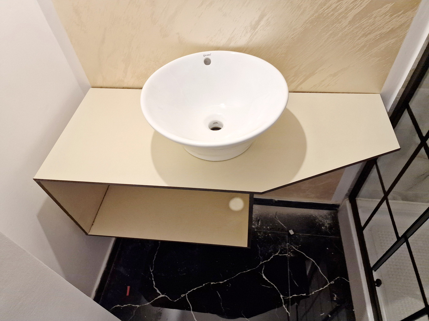 Corp chiuvetă baie din HPL – 1100×450×400 mm, montaj la Pensiunea Podu’ cu Lanțuri