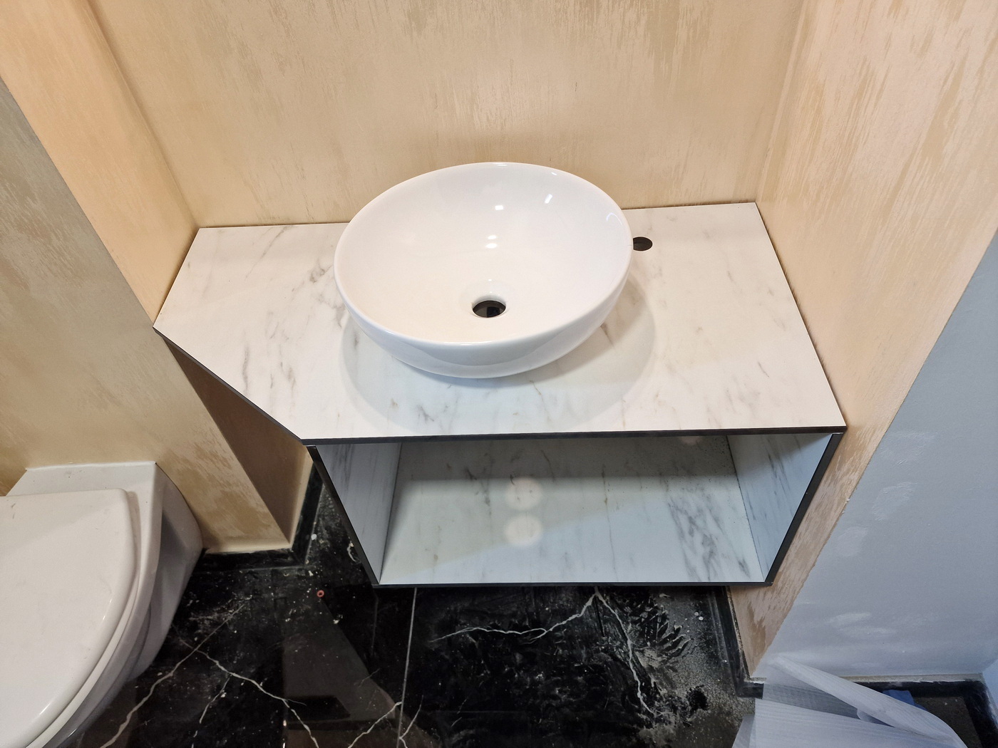 Corp chiuvetă baie din HPL – 900 × 450 × 400 mm, montaj Pensiunea Podu’ cu Lanțuri, Bacău