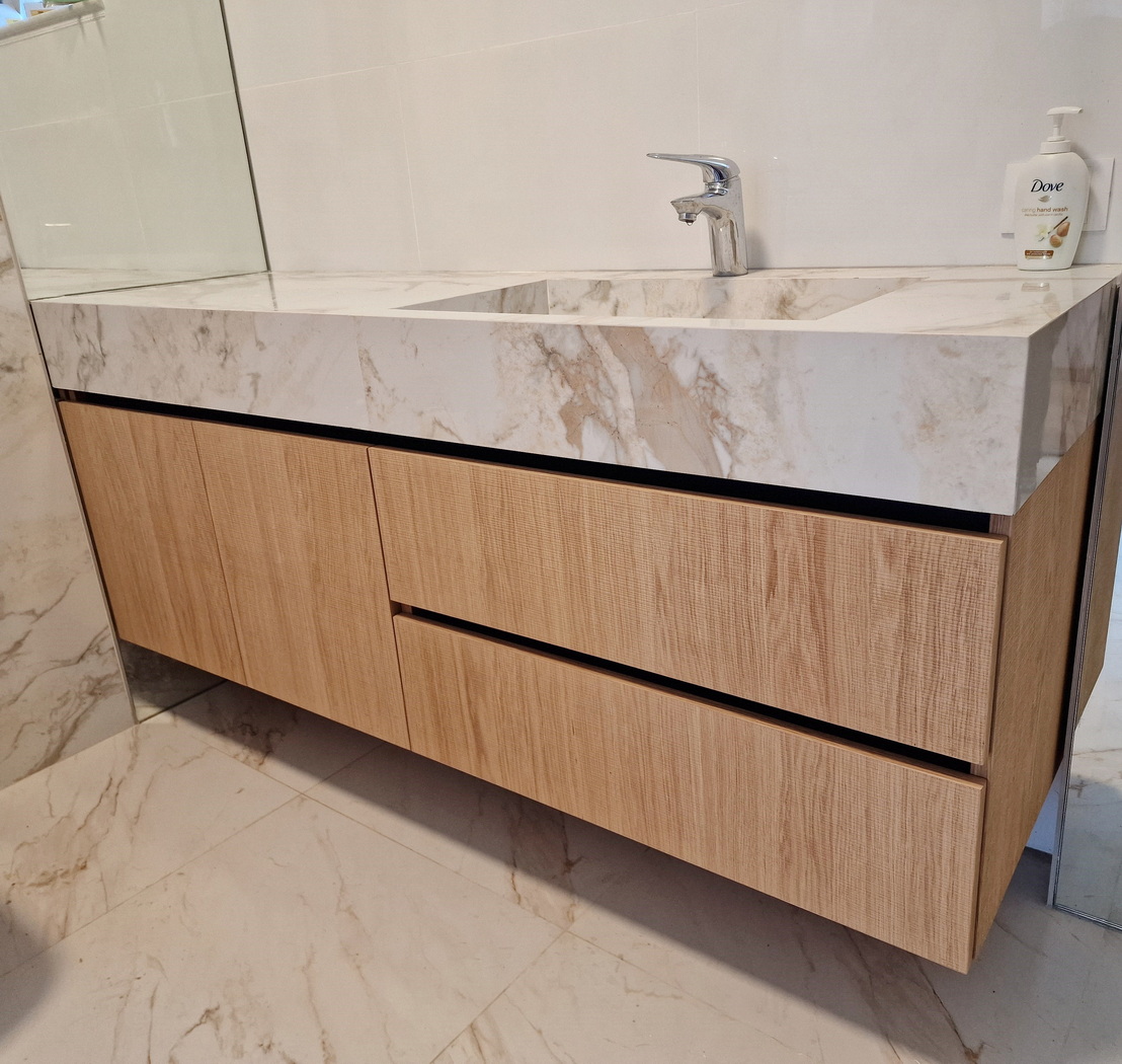 Mobilier de baie MDF furniruit, cu sertare Blum soft-close și blat cu lavoar integrat