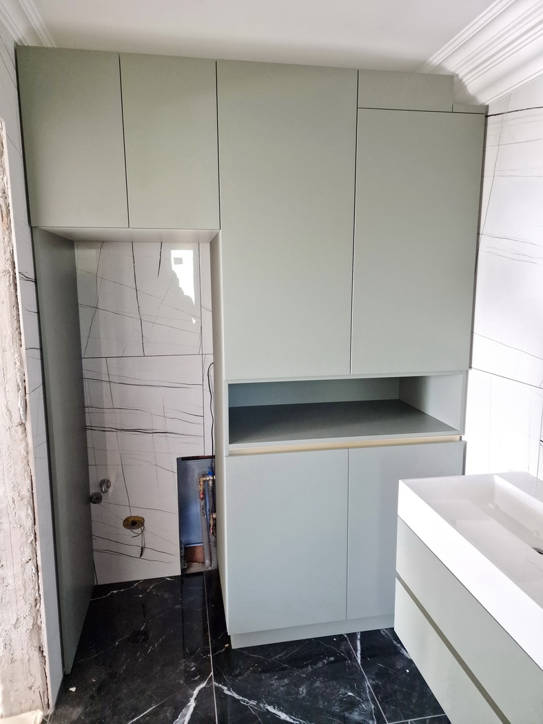 Mobilier baie din MDF vopsit cu feronerie Blum – Bacău