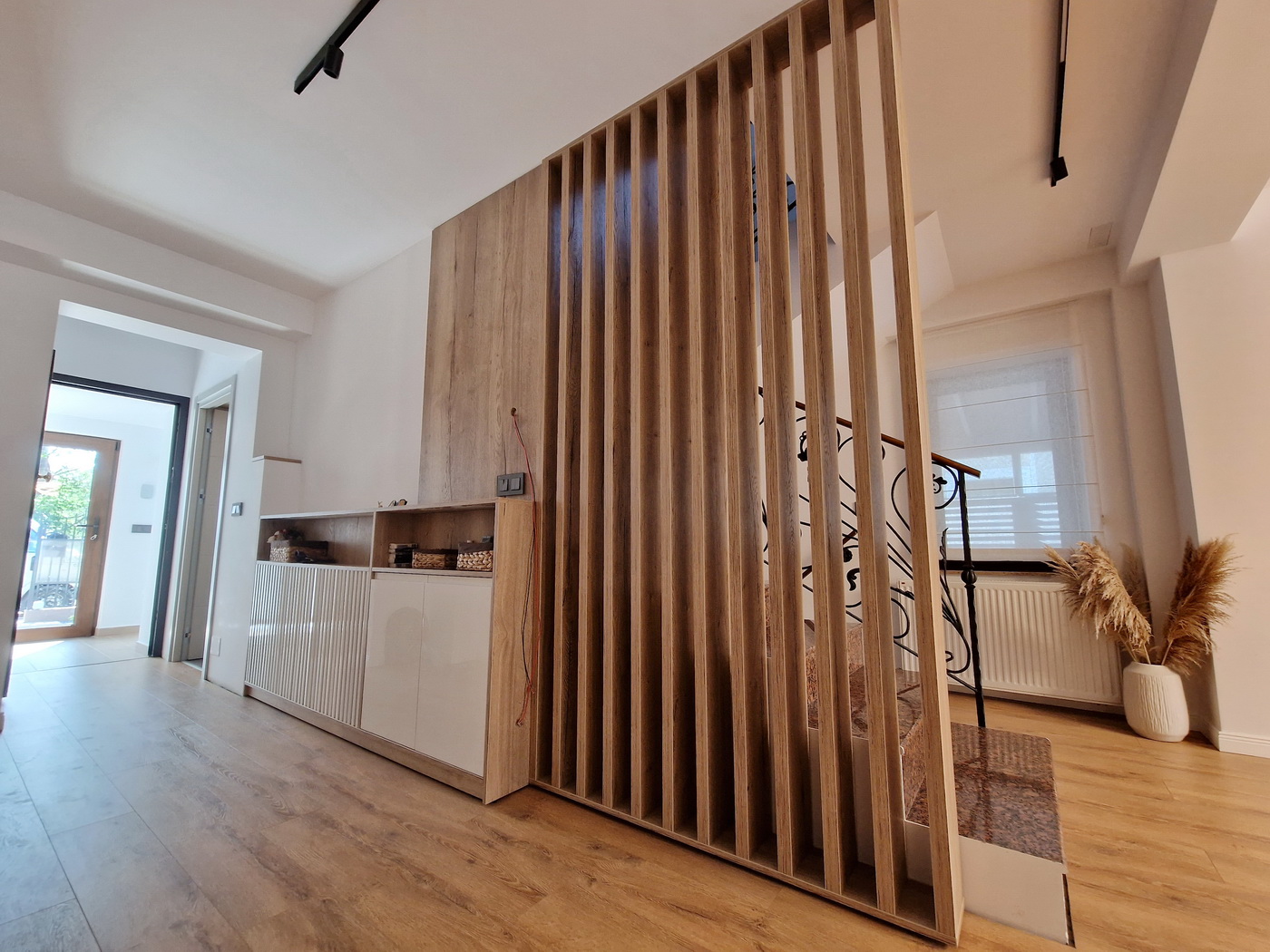 Mobilier hol la comandă – MDF vopsit cu riflaje