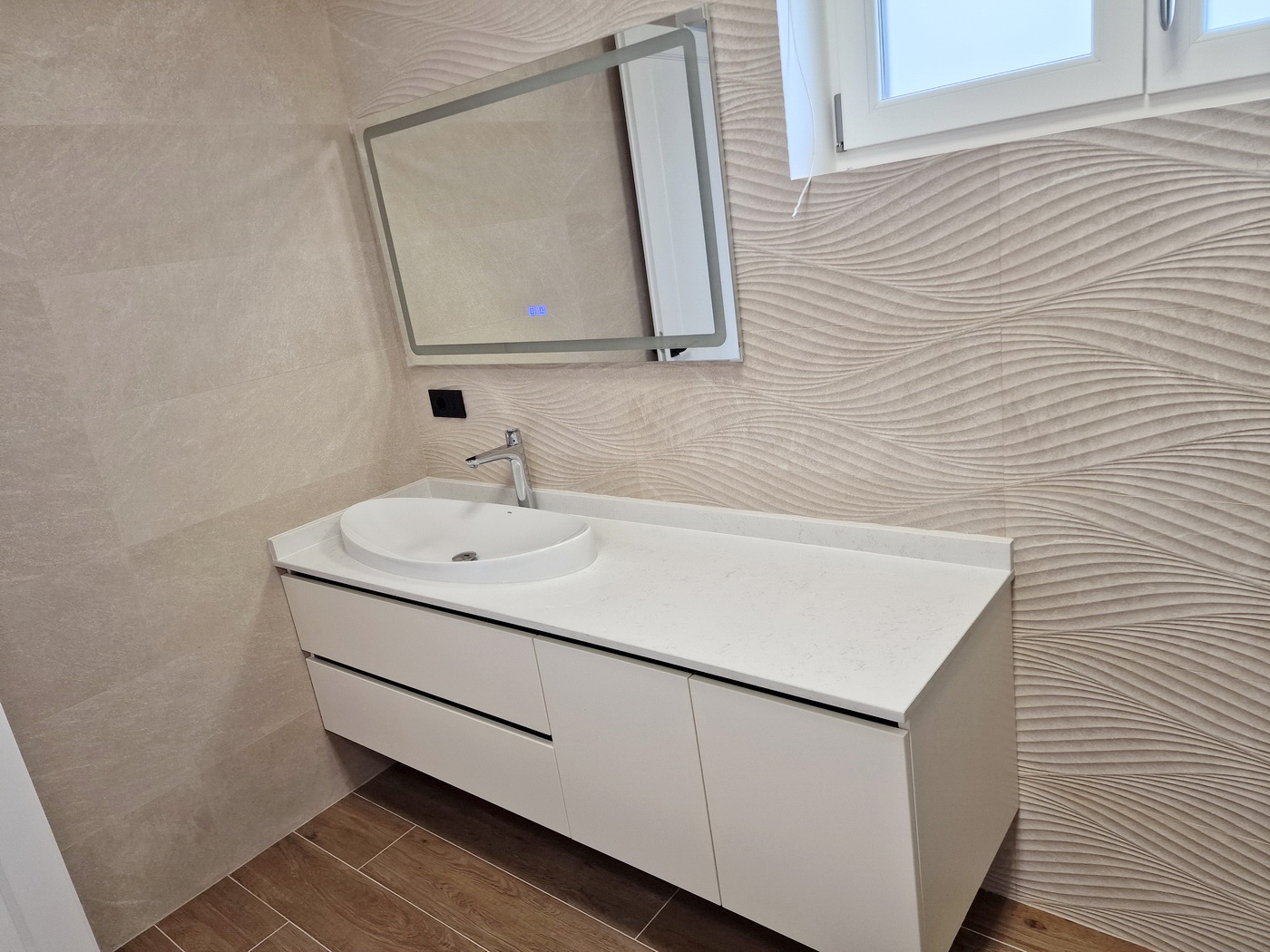 Mobilier de baie din MDF furniruit, cant laser și blat din quartz – 1,8 m, Bacău