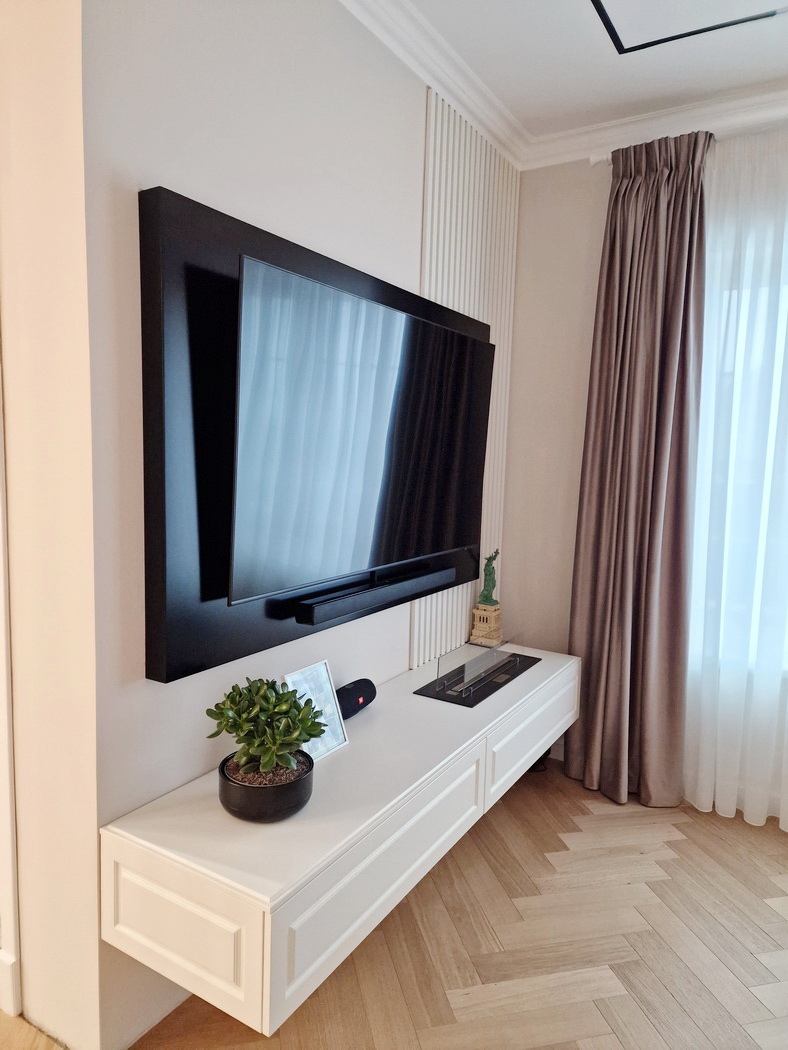 Mobilier living din MDF vopsit cu riflaje – 2200 mm, feronerie Blum
