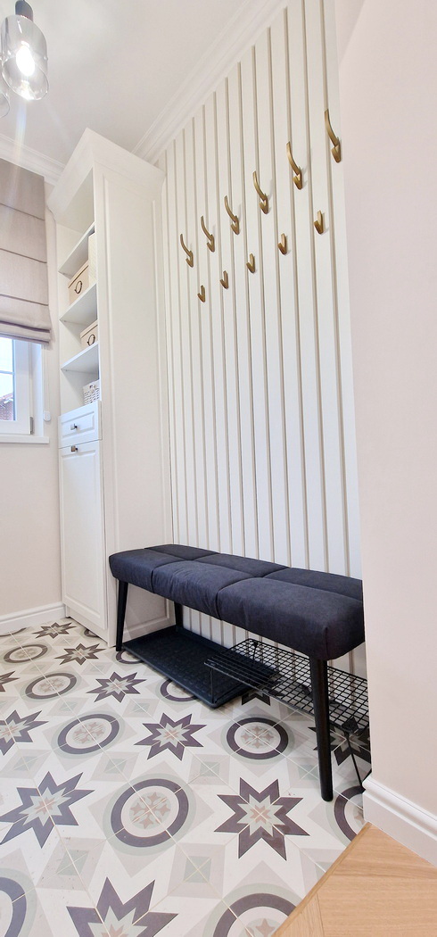 Mobilier hol din MDF vopsit cu riflaje și băncuță tapițată – lungime 1900 mm