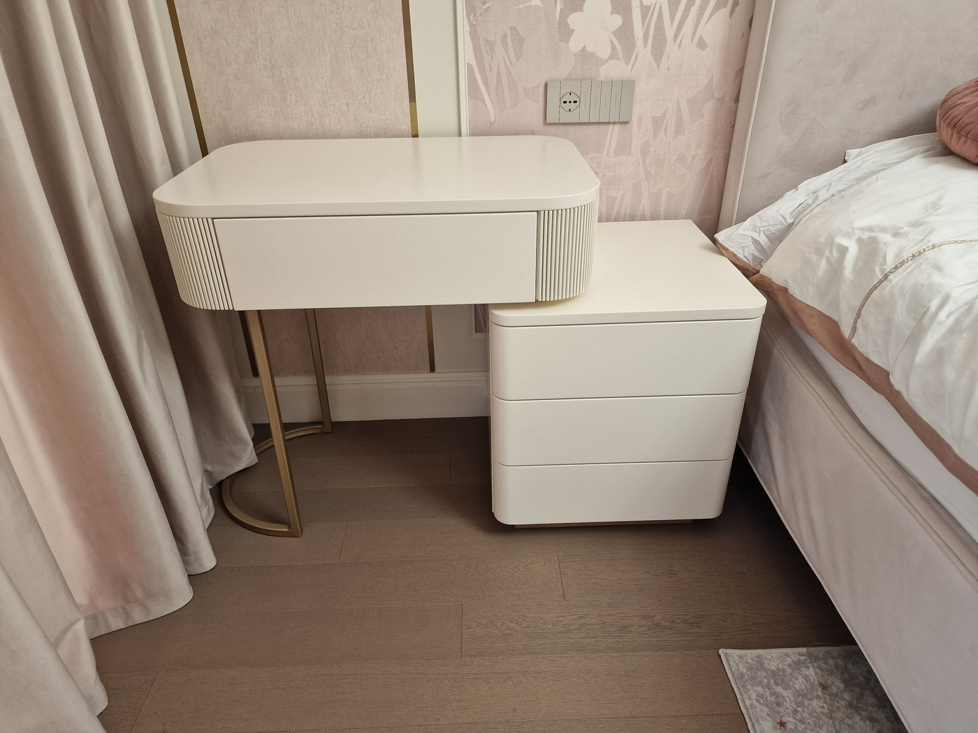 Comodă de dormitor din MDF vopsit curbat, cu picior metalic auriu – Vrancea