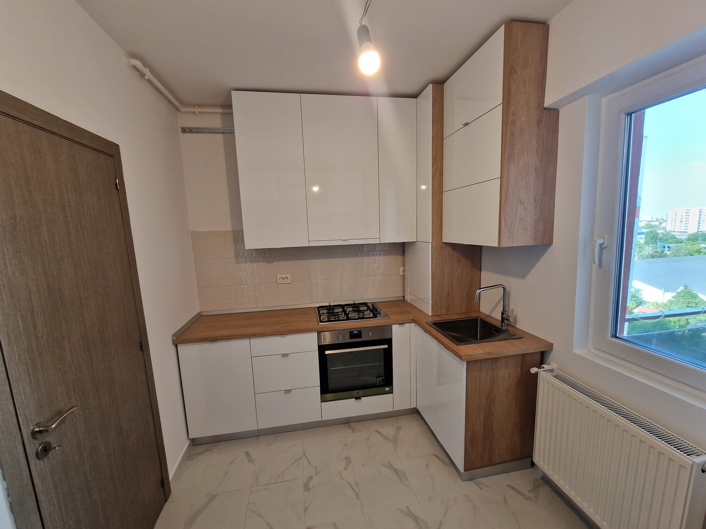 Bucătărie din PAL melaminat cu blat termorezistent și feronerie Blum – montaj în București