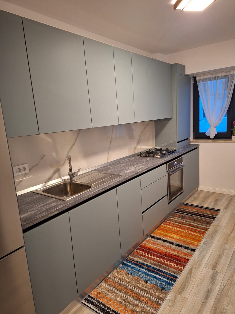 Mobilier bucătărie din MDF cu profil Gola, blat termorezistent și feronerie Blum – Bacău