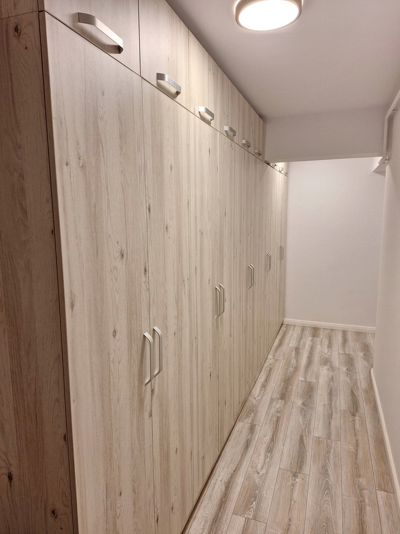 Mobilier hol la comandă din PAL, cu bancă și cuier – feronerie Blum, Bacău