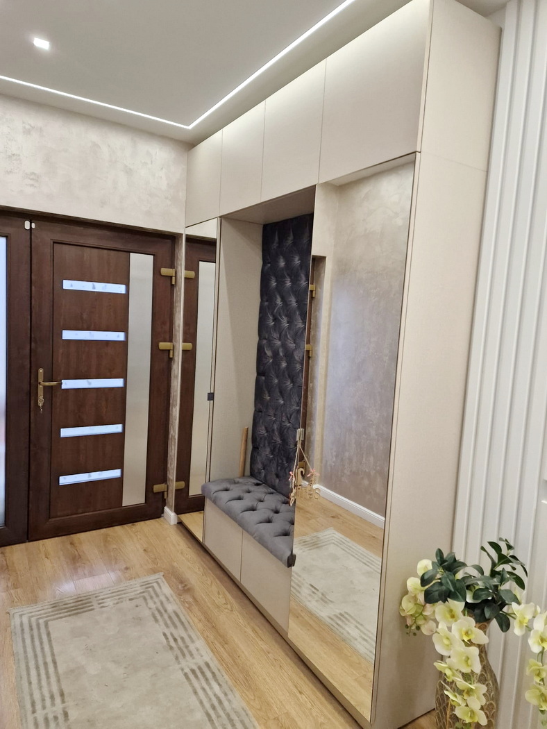 Mobilier hol din MDF vopsit cu riflaje – proiect la comandă în Bacău