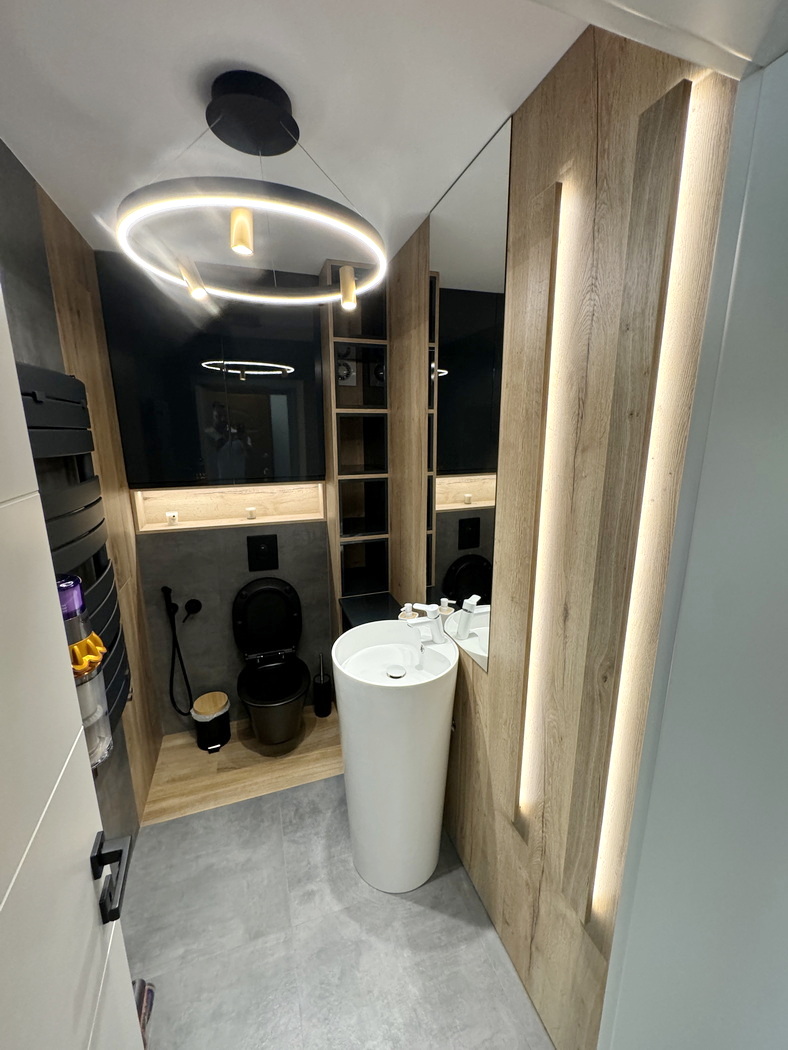 Mobilier de baie din MDF vopsit lucios, cu iluminare LED Hafele și feronerie Blum