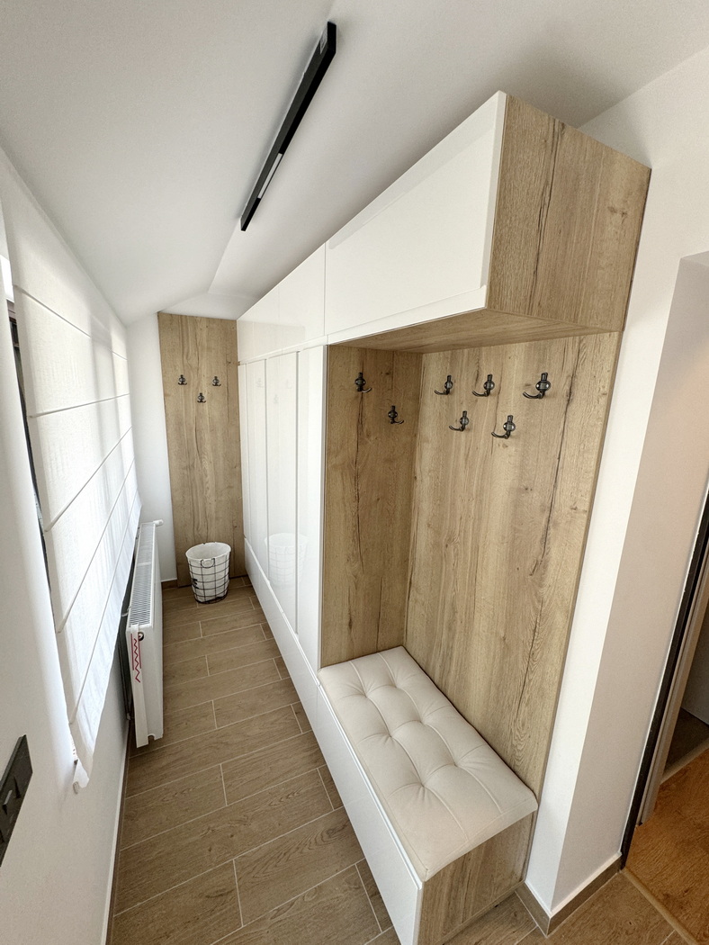 Mobilier hol la comandă – PAL + fronturi MDF vopsit, Bacău