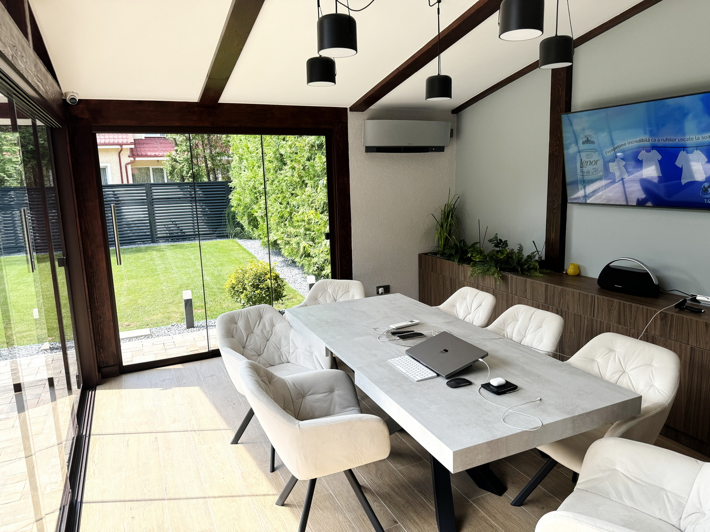 Mobilier pentru terasă din PAL și MDF vopsit, cu jardiniere și corp pentru frigider