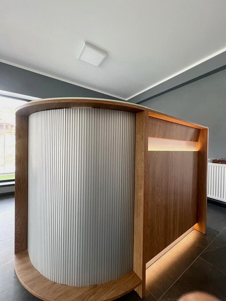 Mobilier recepție din PAL cu detalii PVC și iluminat profesional Häfele