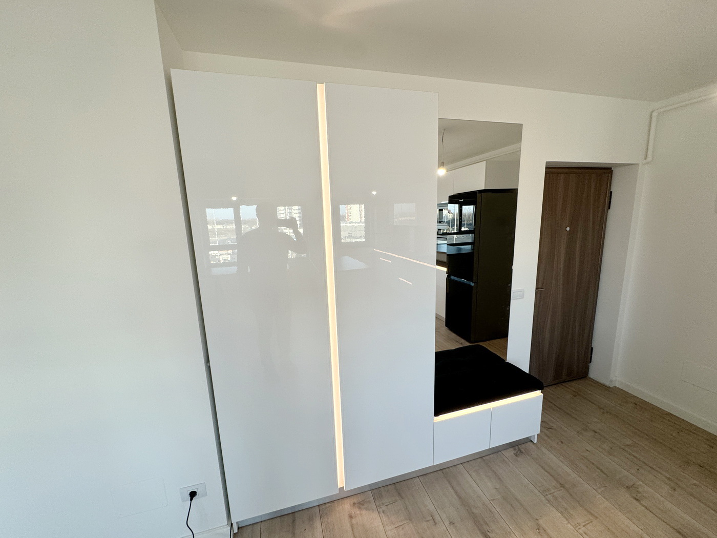 Mobilier hol din MDF lucios PerfectSense, cu iluminat LED Hafele