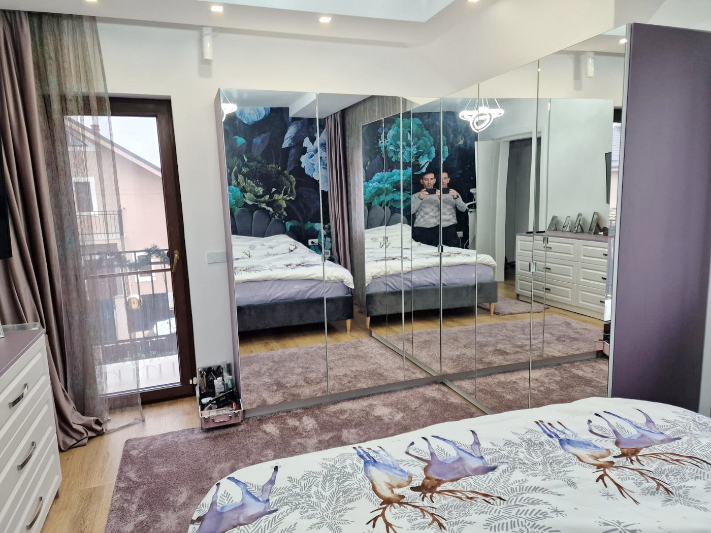 Dormitor matrimonial la comandă – pat tapițat 200×180, dulap pe colț cu uși oglindă și comodă din MDF vopsit