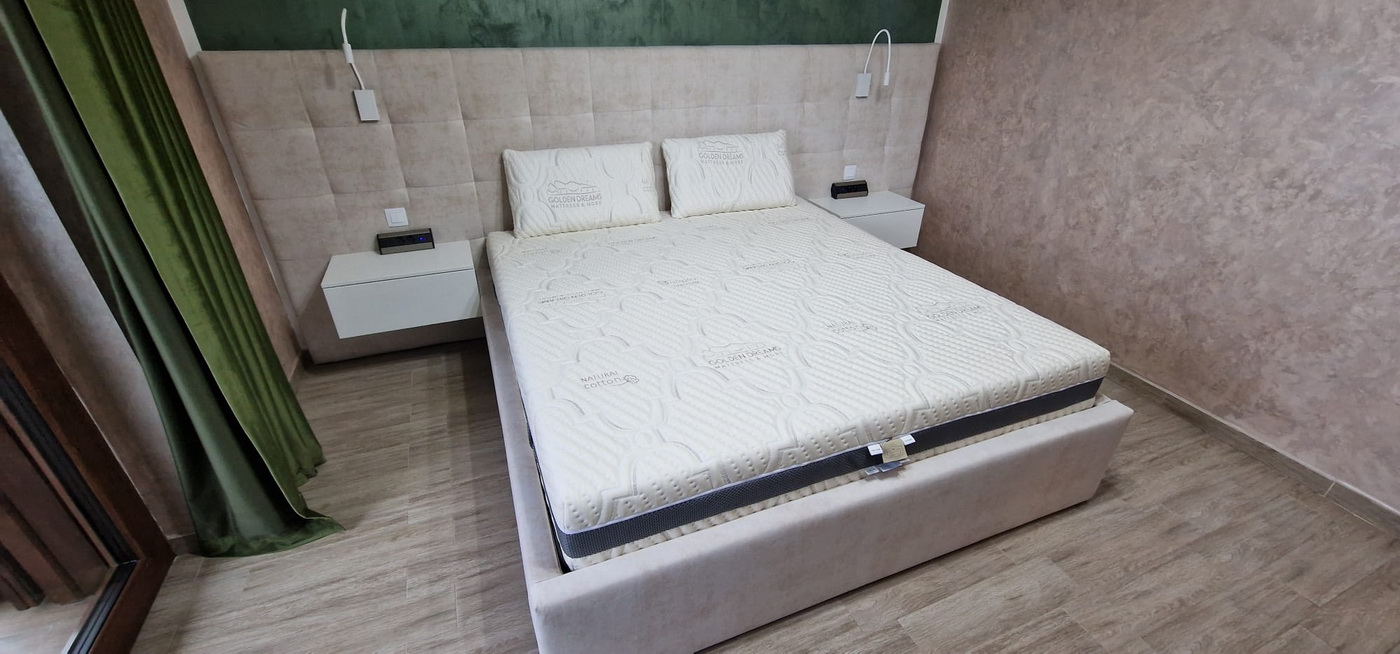 Pat tapițat cu somieră rabatabilă 200×160 și set de două noptiere din MDF vopsit – Bacău