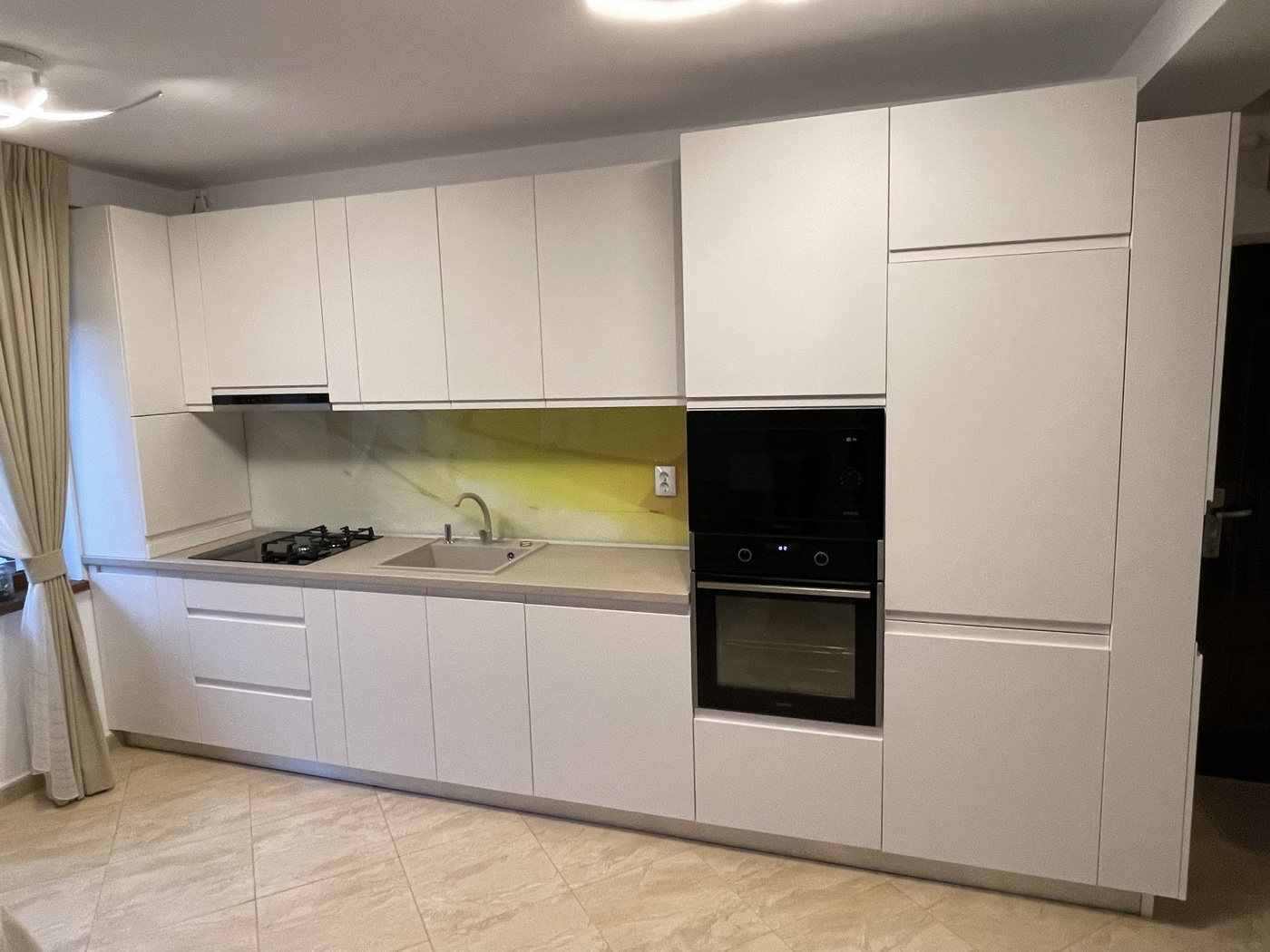 Bucătărie din MDF vopsit cu frezare mâner – 4,3 m lungime, feronerie Blum, Bacău