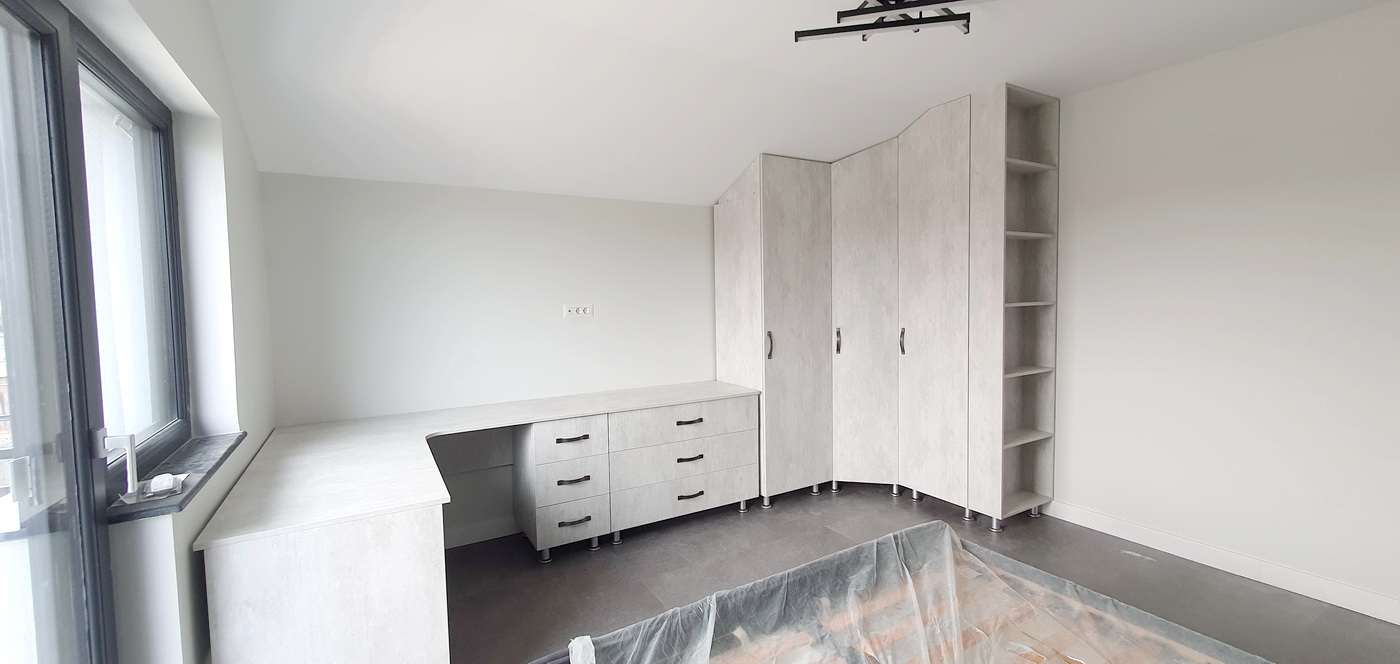 Mobilier dormitor pentru copil – dressing pe colț, birou pe colț, pat tapițat și noptieră | Montaj în Bacău