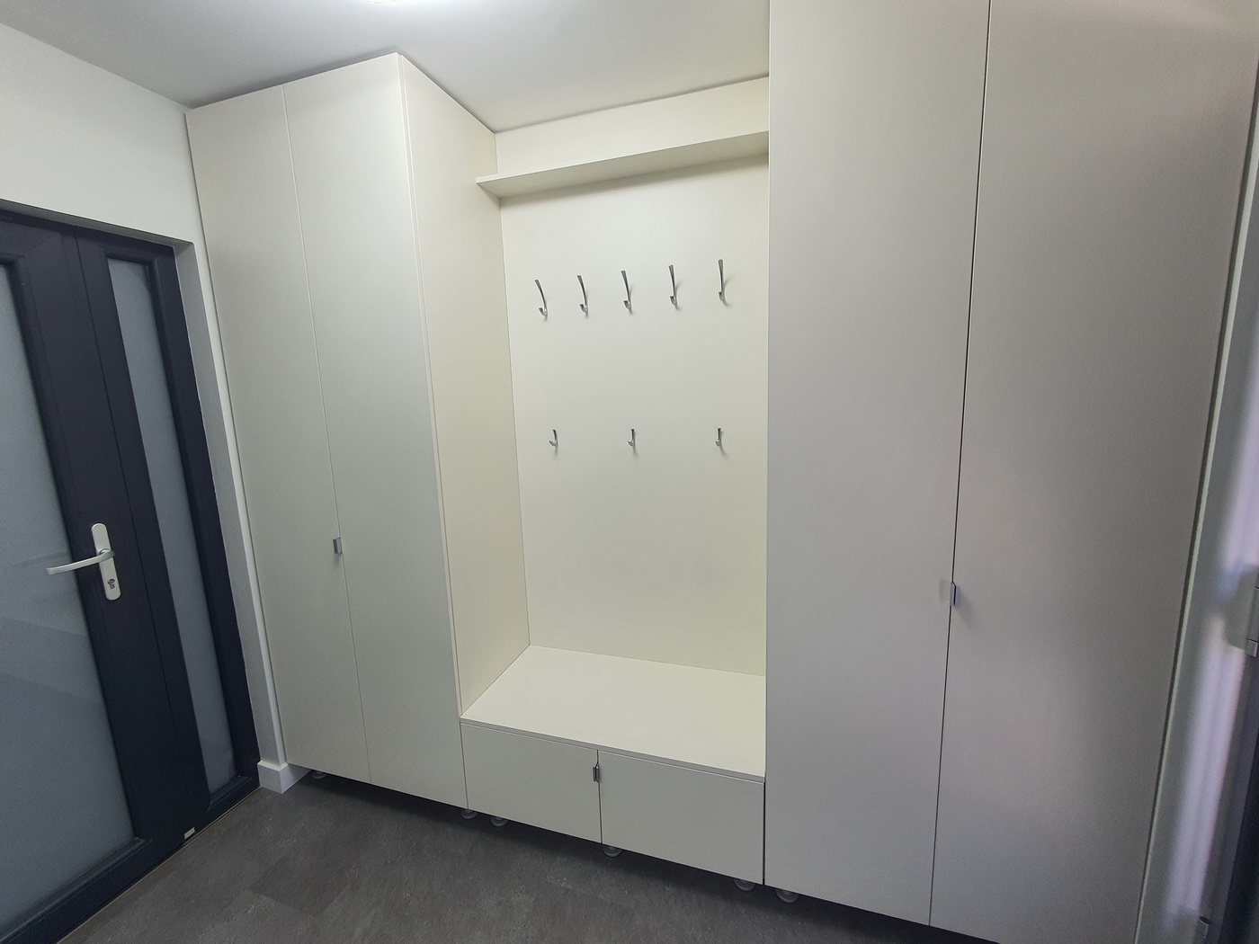 Mobilier hol din MDF vopsit cu feronerie Blum – realizat la comandă, montaj în Bacău