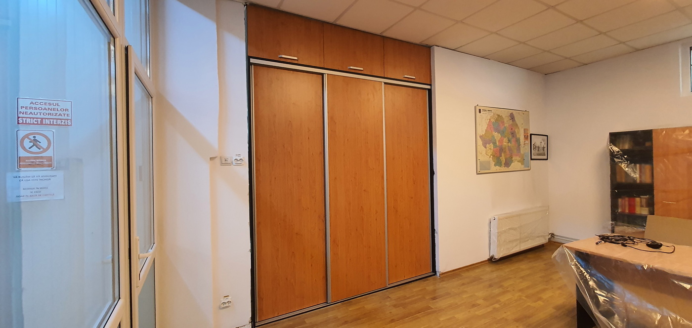 Dressing birou cu 3 uși glisante, trecere între camere – Bacău