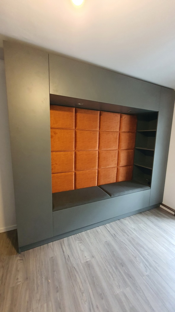 Mobilier hol tapițat cu mască de calorifer și corp centrală