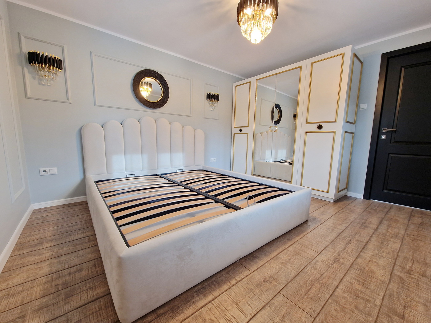 Mobilier dormitor din lemn – pat 160×200, 2 noptiere și dulap cu oglinzi (Bacău)